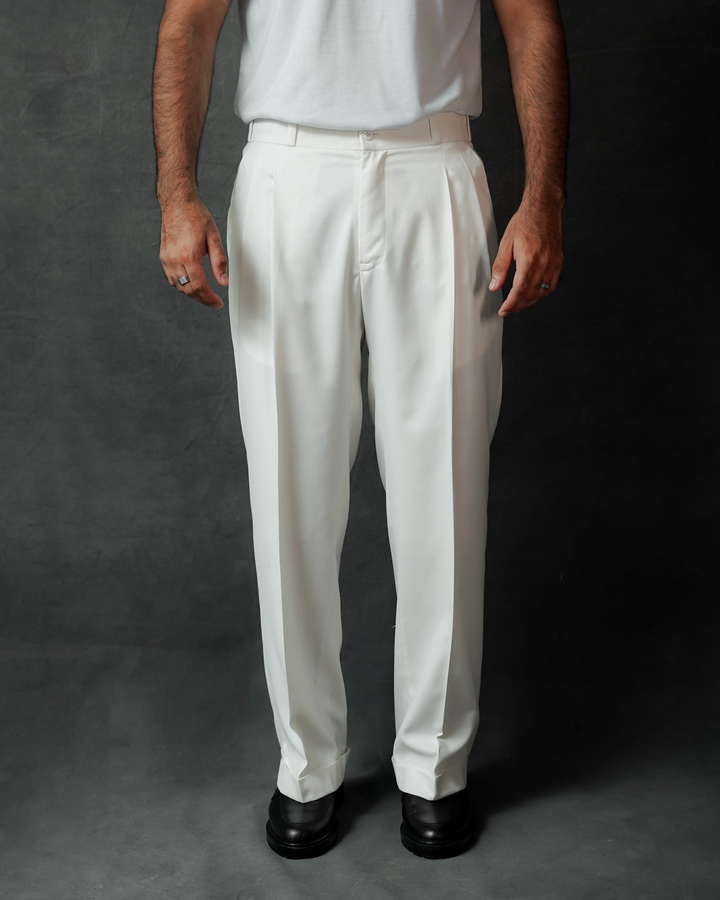 WHITE PLEATED STRAIGHT PANT