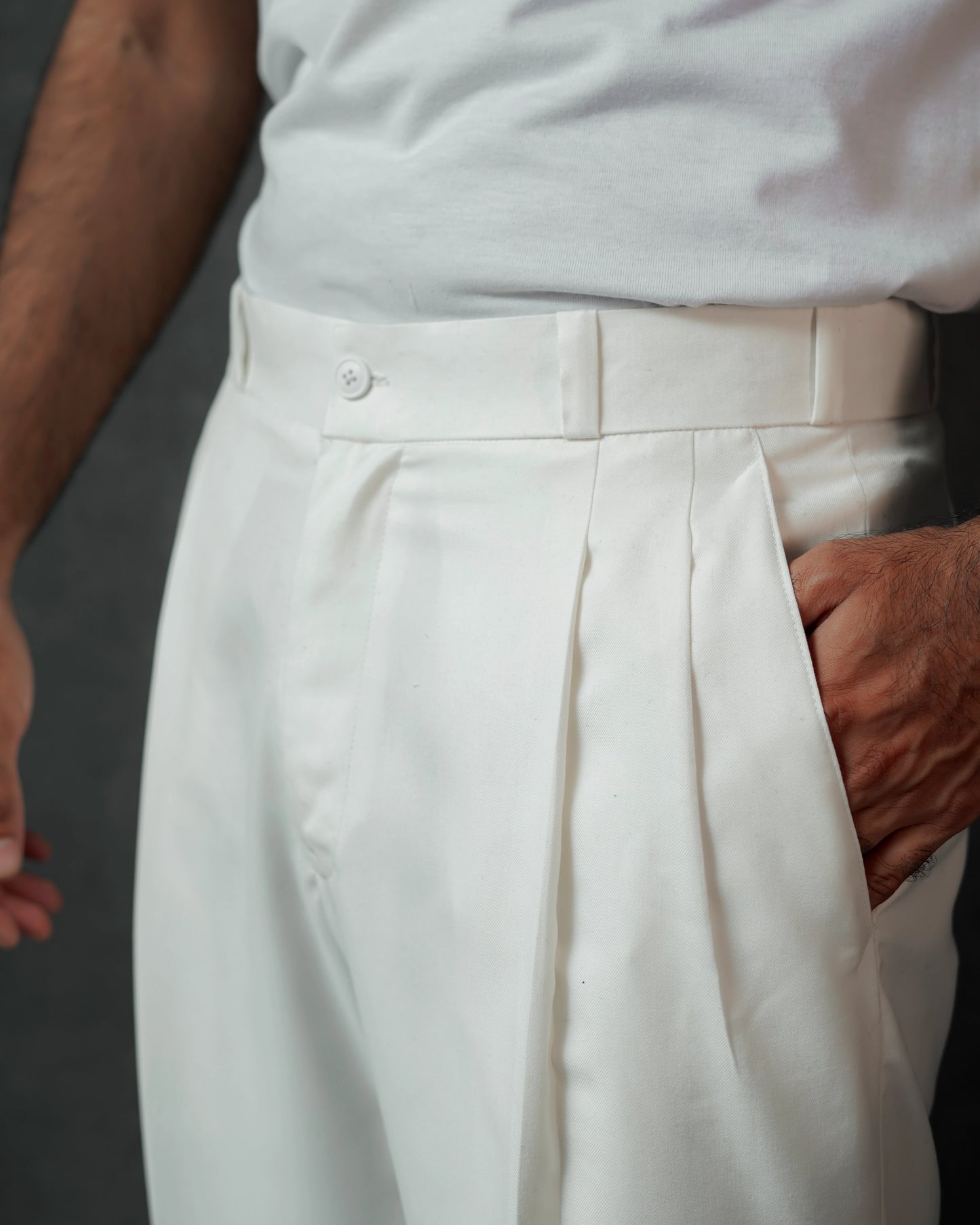 WHITE PLEATED STRAIGHT PANT